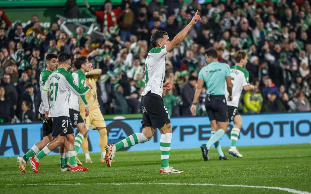 El juego aéreo consolida en el liderato al Racing y condena al Málaga