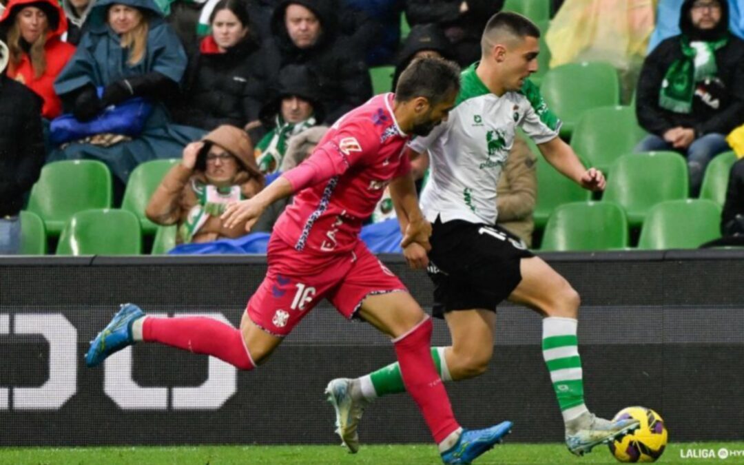 Racing-2-1-Tenerife: El Racing remonta para colocarse colíder.