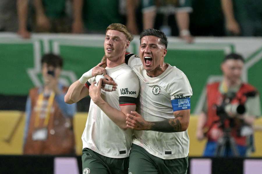 Cole Palmer y Enzo Fernández celebrando el pase a semifinales//Fuente: flashscore