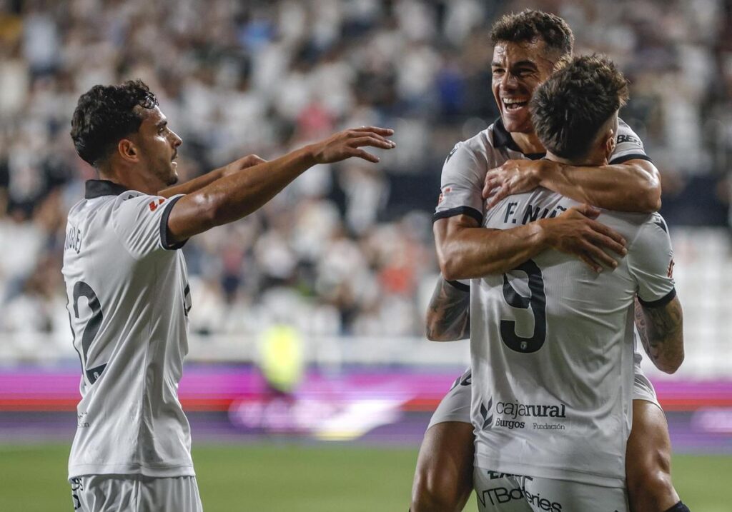 Jugadores del Burgos celebrando un gol en el partido contra la Cultural