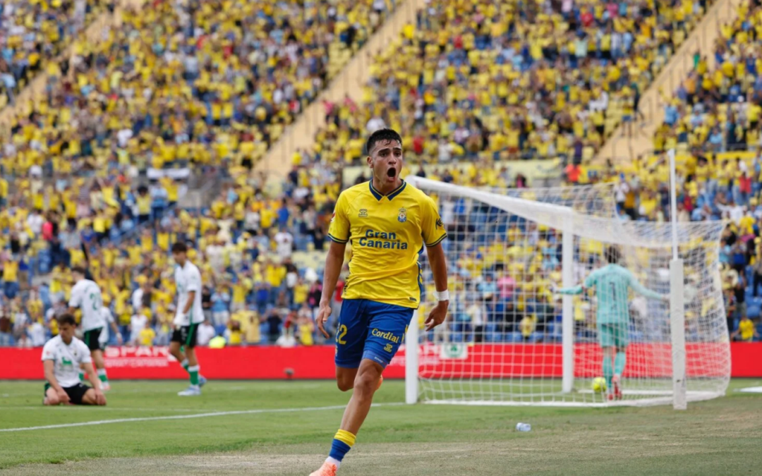 Las Palmas remonta al líder