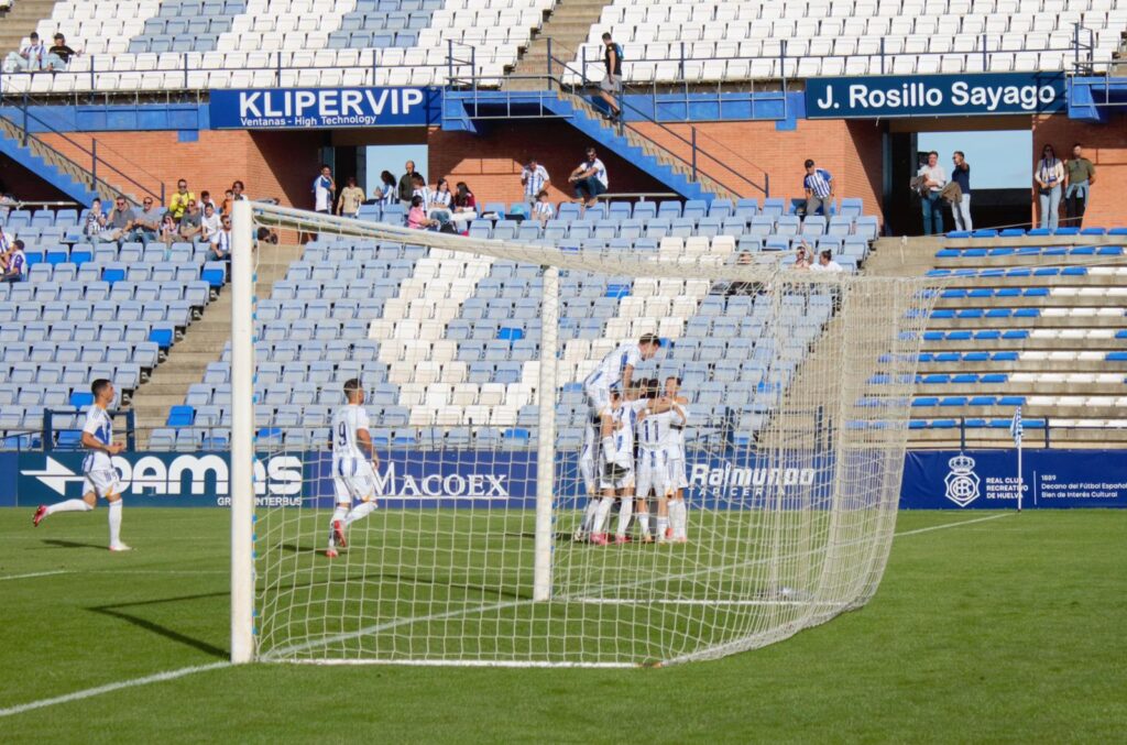 Jugadores del Recreativo de Huelva celebran el gol de Álex Bernal. Fuente: Gonzalo Márquez.