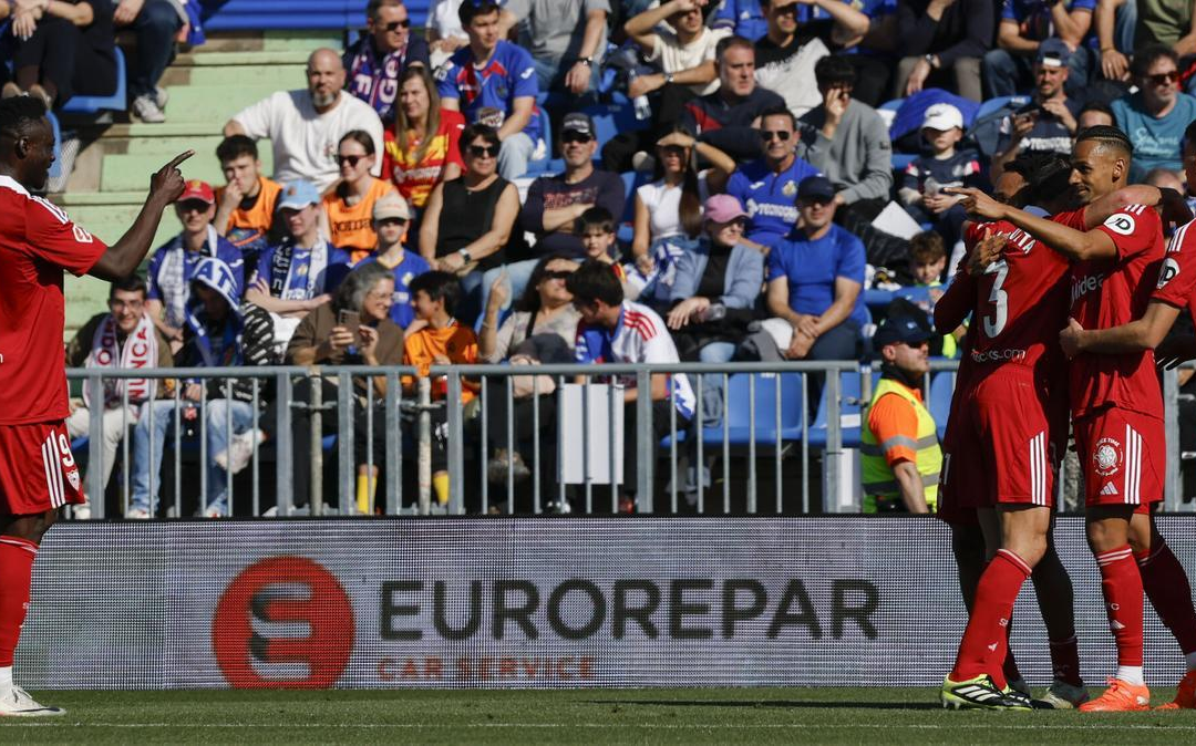 El Sevilla coge aire en el Coliseum y se marcha con un chute de confianza al derbi