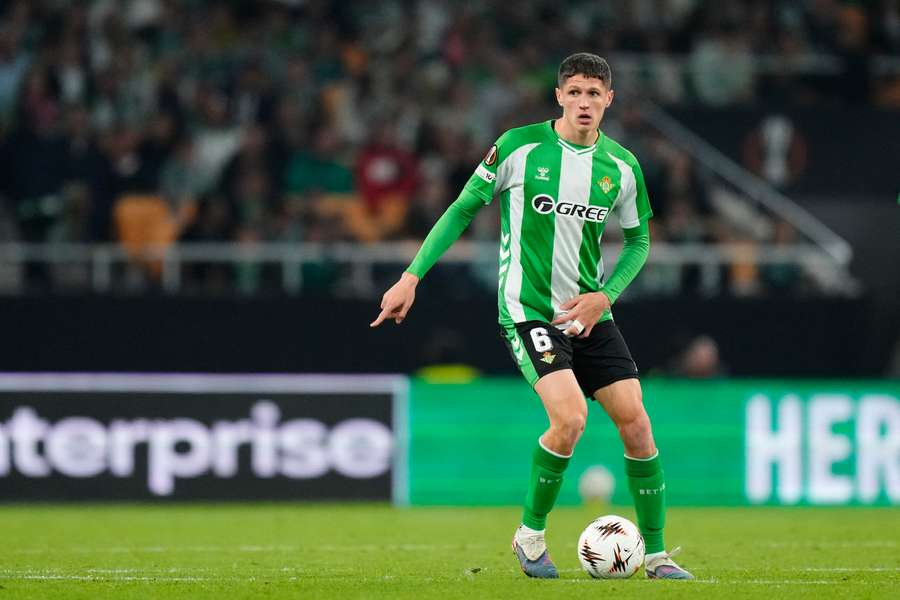 Altimira jugando Europa League con el Real Betis